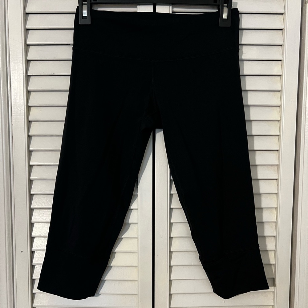 Lululemon Black Capri Leggings – Cropped Activewear Pants - 6 Regular